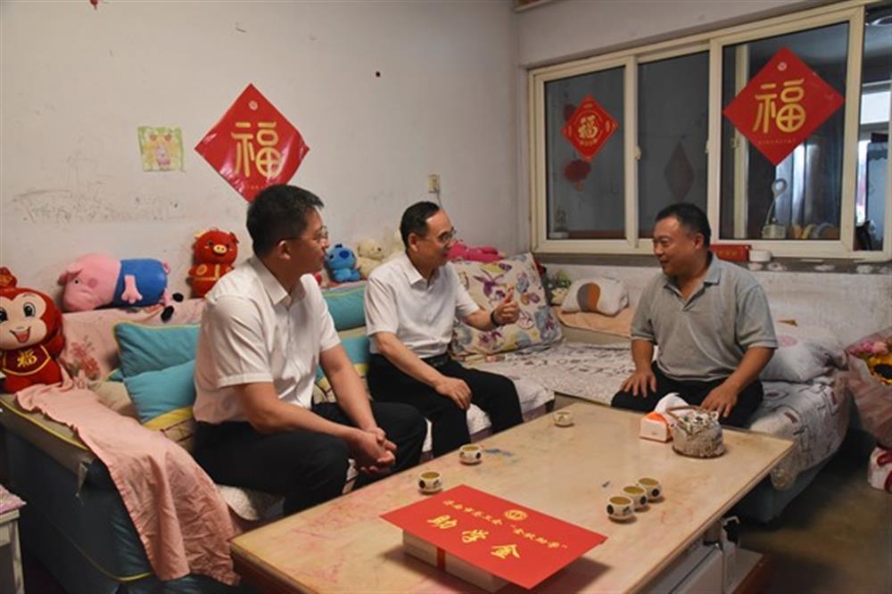 金秋助學(xué)，情暖人心 濟南市總工會(huì )領(lǐng)導走訪(fǎng)慰問(wèn)集團 困難職工及子女